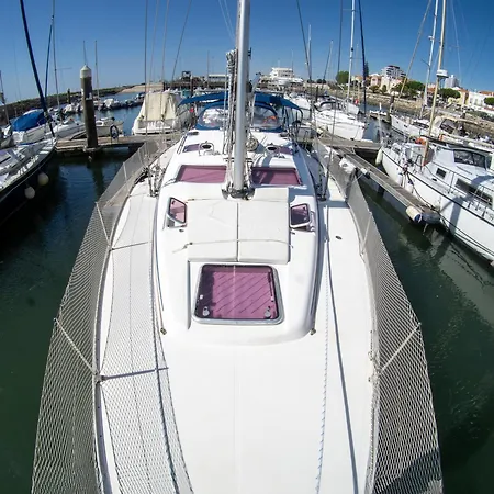 Narayana Sailing Boath ספינת מלון